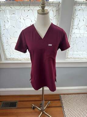 FIGS Technical Collection XS Caterina One-Pocket Scrub Top in Burgundy